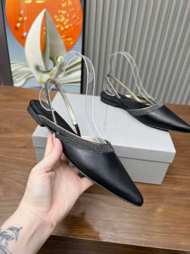 p330 brunellocucinelli 。时尚高跟凉鞋上新款了。 面料：进口羊皮。内里牛皮，纯铜珠链，上脚美观大方，百分百原版开发。原版包装， 码数35