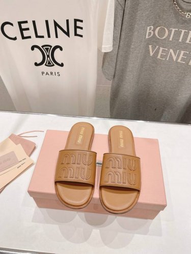 高品质出厂 MiuMiu*2025ss缪缪春夏新款平底小牛皮凉鞋拖鞋Zp开发 原版拆卸，细节对版秒杀市面普通版本，miumiu真的太少女啦！皮质超级软糯 舒适度