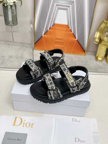 dior迪奥新品经典款。代购级别品质国外专柜爆款厚底凉鞋 鞋面内里：原版定制材料，鞋底原版开模1.1 轻便 码数35-40 41 42可定做 出厂价P