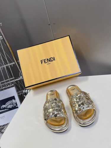 顶级原版货 Fendi芬迪平底拖鞋，鞋面特殊工艺亮片珠珠 超级闪 内里水台均为原版牛皮，市面唯一一家正品做法，市面上的一般都是超纤不是皮，因为全部用的特殊材料超