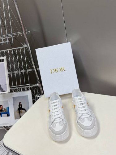 Dior迪奥新款松糕鞋厚底休闲鞋太古汇RMB8230购入开发 这款Dior Star运动鞋延续经久不衰的轮廓，采用牛皮革精心制作，所以上脚会特别的舒服哦饰以同色