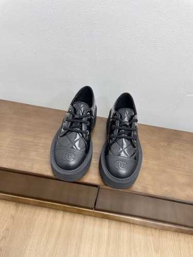 顶级版本chanel 24Ss 早秋 专柜新款厚底菱格系带单鞋 天花板顶级品质 这款靴子真的是小个子福星，厚底5Cma 更精致一点 菱格鞋面 鞋头的暗花logo