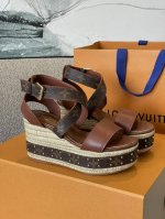 Louis Vuit N Ss23New Arrival～ 坡跟两个版面上新： 1、L家 春夏草编坡跟凉鞋，小牛皮鞋面，激光冲孔做老花logo，很精致细腻的视觉