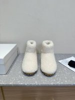 prada 24Ss 秋冬季新款 三角扣 毛羊毛里 毛毛短靴 简约设计 搭配三角标 Logo 的设计和简约的线条 很有格调 简单纯粹得色调 原版开模 鞋面：原版