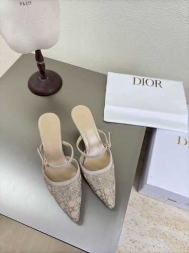 猫跟Dior 网钻系列 440 超高版本 杏色 金属钻石 Logo质感满满 鞋型升级到极致脚感 超级美 今年必不可少的时尚单品 D-Doll系列经典珍珠配饰时髦