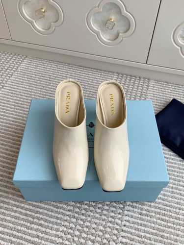 Prada 普拉达 春夏新款方头粗跟包头穆勒拖鞋 顶级品质 简单的设计大概就是它最让人喜欢的点 不是烂大街的那种 很有自己的品牌个性 面料采用小牛漆皮 内里垫脚