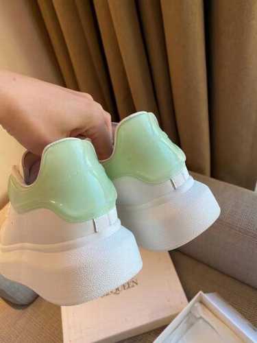 冲量价: 男+10 湖蓝果冻尾 高端品质颜色陆续上新 麦昆情侣款厚底系列小白鞋 鞋面：头层腊感丝绸牛皮 欧盟3A标准 内里：水染羊皮 大底：Tpu抽真空原版亚光