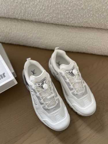 lv Runner Tatic系列的创作灵感源自跑者精神和 年代风行的流畅曲线，采用先进技术实现最佳弹性和灵活性。像是泡沫塑料注塑成形的波浪状鞋底就具备绝佳的缓