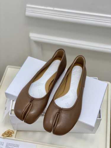 高定品质！Maison Margiela MM6分趾鞋 Tabi 意产植鞣羊皮！对小个子的女生来说，实在是太友好了！时尚又不失时髦，日常通勤穿也不会累脚。欢迎对