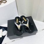 chanel 24S夹脚凉拖鞋 超美平底鞋，一双简单可甜可盐小凉拖 质材：料面进口混种小皮羊，加进口丝真 里内进口丝皮羊绸里， 版原一比一开双模c，山茶花五金钻