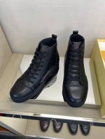 l＊V 高品质，顶尖工艺品 男士时尚经典短靴 正码：39－44 5一10 ，38，45定做 ： 同步发售！货！顶级手工艺意大利全面：原版胎小牛皮压花 超强质感、