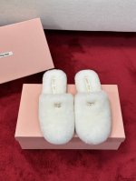 厂价 Miumiu经典秋冬字母毛毛拖鞋 这季节美鞋太多这款毛拖 真的是让我无法自拔真太可爱了～ 大底我们选用的是与原版一样的tpu材质 底片耐磨防滑！！ 码数：