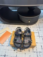 村上隆 X Lv联名限量款凉拖 今年必入单品 结合此前Sunset Comfort 系列经典耐看 本款选用舒适羊皮塑造可调节魔术贴鞋带，轮廓圆润色的Lv标识恰似