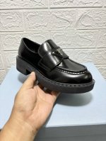 工厂价： 顶级版本普拉达 PRADA 2024情侣款 普拉达 PRADA 乐福鞋增高小皮鞋火爆登场，原板复制！油边工艺～完美无瑕！采用高级感满满的开边珠小牛皮做