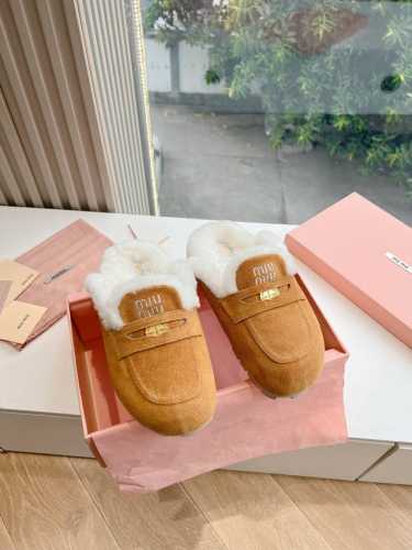 所见即所得刺绣logog0286现货供应miumiu*缪缪厚底 年新款英伦风包头毛拖 怎么穿都好看今夏时髦精最爱 看起来不怎么舒服 上脚超级舒服 面料：磨砂鹿皮