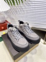ugg 男鞋 秋冬系列男士系带雪地靴毛毛靴！ 步入寒冬，全新秋冬系列男款系带雪地靴毛毛靴带来非凡的温暖与舒适 伴度暖意萦绕的冬日时光。 经典的系带穿脱式设计，便