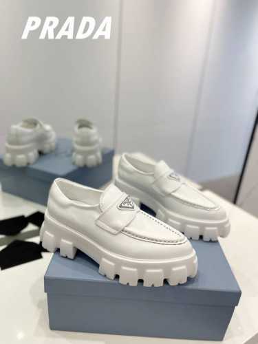 工厂价 顶级PRADA 大爆款无疑！好看到爆炸，众多网红上脚，工作 休闲两不失误，独立风格各处无可挑剔的细节做支持专柜验货对比1:1。私家模具大底，鞋底是哑光A
