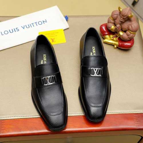 工厂价 Louis Vuitton 路易威登 新款官网爆款！原版一比一复刻，那种沉稳内涵儒雅的品味无法言喻的开启时尚鞋履的旅程从容应对各种场合！大牌的气势不言而