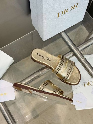 出厂价： 迪奥 Dior 2025 春夏新款 D-Lane 果冻色镂空女鞋 CD字母logo五金扣平底圆头露趾凉拖鞋 市面顶级版本 独家发售材质:鞋面进口小牛皮