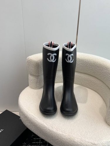 代购级 Chanel 香奈儿雨靴 Vantage 中古痴迷狂爱者一定要拥有. 实在是太好看啦！ 凹造型必备，真正的古董级别，今年最火爆的雨靴，人手一双，无比百搭