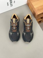 berluti Skyrunning牛皮与尼龙运动鞋 流畅轮廓融合细节设计，古法染色工艺渲染深邃鱼子酱色泽 采用进口尼龙，麂皮小牛皮，印花小牛皮，橡胶大底 Si