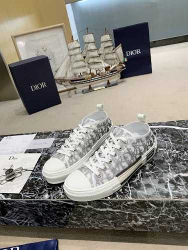 DIORKAWS重磅联名早春新款 新潮百搭 注定是引爆主流的超级单品！鞋面：采用独家定制原版磨砂珍珠闪PVC半透明胶片拼接迪奥品牌专用LOGO面料大底：独家私模