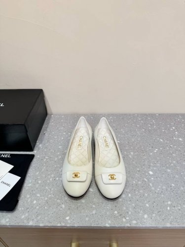 Chanel 24Ss秋冬新款 万年经典 圆头 芭蕾舞 单鞋 好品质不多 真正做到随便进出专柜无压力 无论楦型、皮料选择、制造工艺都是正品工艺，十分考究。 面料