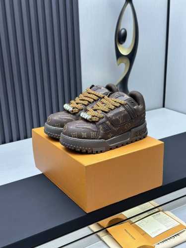 工厂价 顶级版本 胖丁 LV-路易威登-经典走秀新款空胶工艺 原版1：1开发复刻！！上脚非常舒适 奢侈用料，做工精细，中底印有欧洲制造英文字母鞋面由意大利进口小