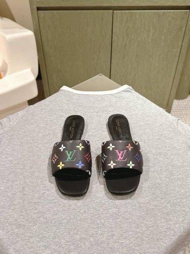 360 | 225 驴家新品 New Arrival～Lv春夏单宁平底拖鞋.单宁色搭配的棕色皮质，也太出彩了！性感舒适，拉满了夏日美鞋能给的满分情绪价值.凉鞋的