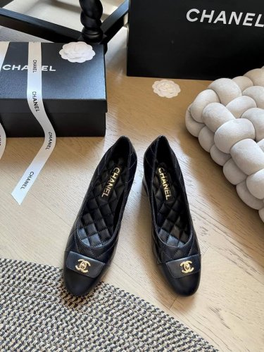 Chanel 24B书包扣平底 粗跟单鞋 经典的菱格纹 百看不腻 鞋面：内里羊皮 大底：真皮大底 跟高：平底 6.5Cm 码数:35-41 定制
