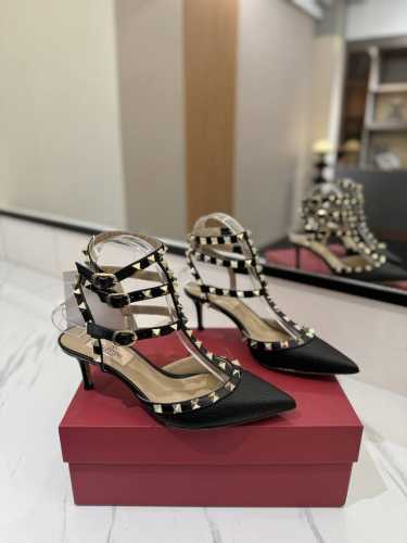 出厂价Pp： Valentino 华伦天奴铆钉 Vt经典环绕踝脚带铆钉凉鞋，历久弥新深入人心永不过时的必备单品顶级复刻！侧身弧线完美，原版开模定制不生锈铆钉 特