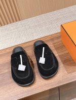 顶级版 #限女款 Hermes 爱马仕呆萌穆勒半拖勃肯鞋 夏天真的太需要百搭拖鞋了，怎么搭配都好看，随意且高级的感觉 舒适度也很棒，搭配各种彩色袜子，潮爆了 特