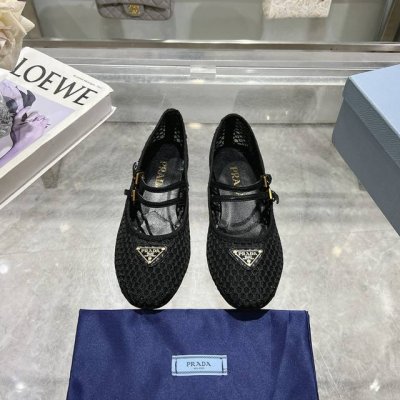 Prada 普拉达2025ss春夏新品 闪亮登场 玛丽珍平底芭蕾舞鞋 柔软舒适 ，小红书各大博主推荐，妥妥的学院风通勤1-1开发 圆头金色三角标扣出厂价 面料