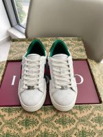 出 Gucci Ace系列新款小白鞋 全新升级环保牛皮柔软舒适 系带搭配ace金属标牌全新系列呈现特色低帮设计 大底厚3Cm Tpu大底上脚非常舒适轻便！透气水