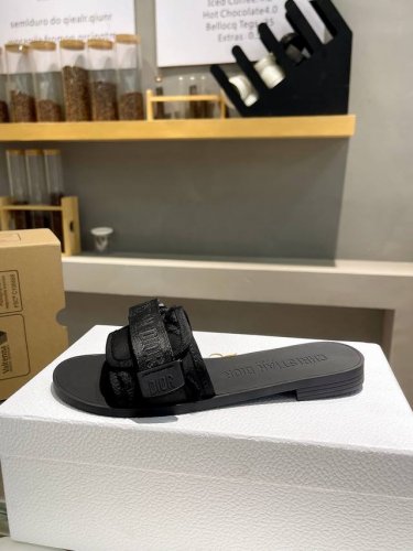 工厂P价 Dior 迪奥最新魔术贴扣凉拖鞋系列 全新色系！ 原版完美复刻 最流行的配色面料 层次感超强 原版开模高档Tpu大底 不是普通橡胶哈 非常舒适好走 鞋