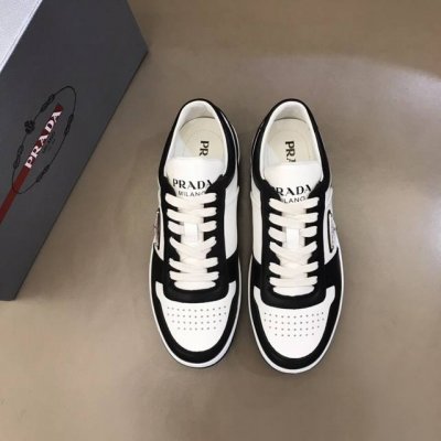 家奢品、男士时尚运动系列，这款皮革运动鞋多角度诠释pra*徽标：轻巧跃于鞋舌，沿轻质橡胶鞋底铺陈，化身橡胶三角形点缀鞋面一侧，无不阐释品牌格调。进口小牛皮材质，