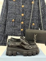 顶板 Prada 普拉达三角标厚底乐福鞋轮胎系列出一双爱一双不得不说增高效果 yyds三角标金属扣配制 触感凹凸感和原版一致鞋面采用纯进口开边珠和软牛漆皮 光泽