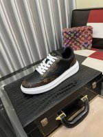 出厂价： LV 路易威登。最新潮鞋休闲鞋实体店爆款。新品春夏季舒适进口定制原版牛皮，独特提花面料元素设计。搭配羊皮内里，Lv原版底，高端包装高品质细节决定品质、