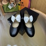 小香 223 春夏新品 经典乐福学院风单鞋系列上市 时尚圈的绝绝子 搭配将演绎着细致 极简 永不褪去的经典元素 展现与众不同的穿搭风格美到无话可说 夏季必入款
