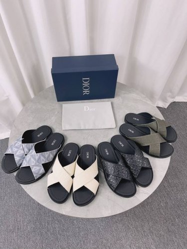 230，Dior Alias凉鞋是202025新品，是一款悠闲而精致的作品。该风格采用Dior Oblique提花制成，展示了交叉带设计。这款凉鞋由皮革和橡胶鞋