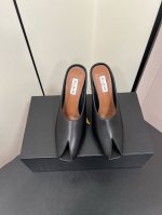 Alaia 2025春夏新品金属五金圆扣鱼嘴高跟凉鞋足尖上的性感之资！ 精致的同时还具有时髦利落 摩登气场 鞋面进口小牛漆皮 头层牛皮 内里垫脚优质羊皮 意大利