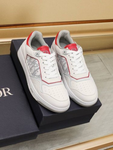 工厂 Dior 迪奥专柜同步上线 这款B27低帮休闲运动鞋是该系列新品，延续 Di*r的经典款式。鞋面选用原版Dior印花效果搭配牛皮革制作，搭配双色纹理大底，