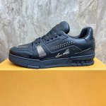 lv Trainer 男士运动鞋，全新配色，本款 Lv Trainer 运动鞋为粒面牛皮革渲染缤纷色调，鞋面点缀铆钉装饰，侧面点缀手写体路易威登标识，与后部西部