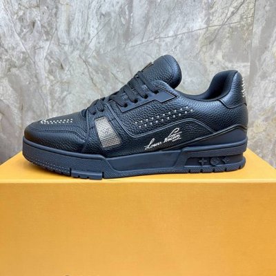 lv Trainer 男士运动鞋，全新配色，本款 Lv Trainer 运动鞋为粒面牛皮革渲染缤纷色调，鞋面点缀铆钉装饰，侧面点缀手写体路易威登标识，与后部西部