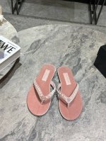 Chane小香2025ss夏季新款人字拖 夹脚沙滩拖鞋2025夏季爆款无法抗拒的可爱！ 一双拖鞋 一个夏天 穿上小jio丫莫名的可爱 ！随性自然，又彰显品牌特色