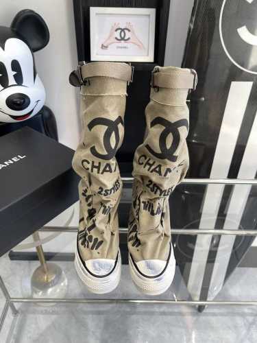 Chanel 24Ss 网红爆款中古 涂鸦帆布鞋 高筒靴 太有范儿了 复古coco女鞋 一直以来异常的盛行. 这款致敬经典系列！ 上脚超好看～潮人必备时尚单品！