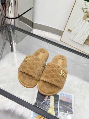 出厂：平底 ，厚底 L家24年最新版面new Arrival 羊毛拖鞋 金属字母扣 室内外穿着皆宜。纯羊羔毛材质，鞋面专业处理粟子头花纹，水台高密度发泡材质，轻