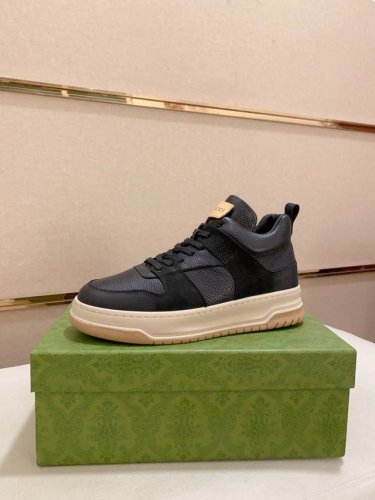 工厂价: Gucci 古奇 羊毛里 新款高帮男鞋，官网同步发售，原单配制，鞋面采用头层牛皮 纯手工工艺 高端头层真皮内里，原版防滑耐磨大底，时尚百搭，标准码数.