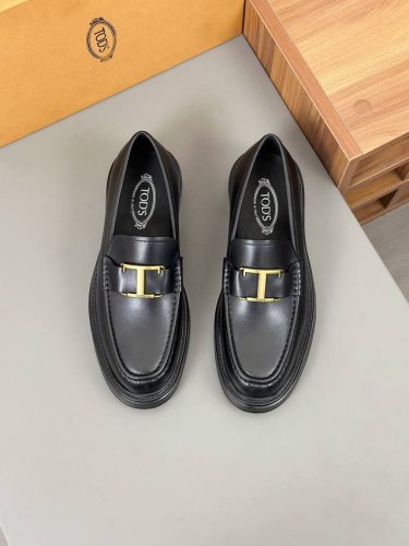 tods牛皮男士德比鞋 本款以小牛皮制成，鞋头牛津鞋设计满满英伦风。侧边拼缝弹力面料，设有橡胶鞋底，兼具都市时尚风格和精湛手工工艺。 Size:39-44 38