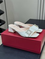 rv 小跟拖鞋24新品优雅致美单品Tres Vivier 钻扣穆勒鞋本款穆勒鞋以漆皮 单宁点缀闪钻饰扣 4.5cm粗跟平稳舒适精致优雅又舒适 增添活泼欢快的夏日